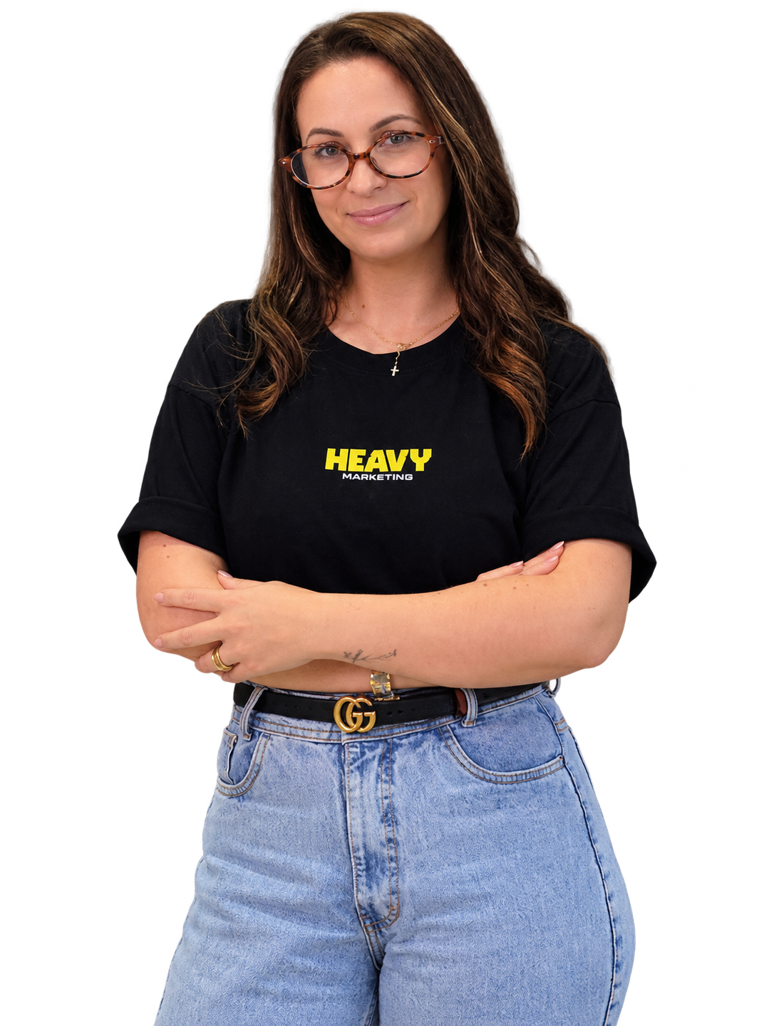 Tuany Ferreira Konig, com camiseta Heavy Marketing e braços cruzados