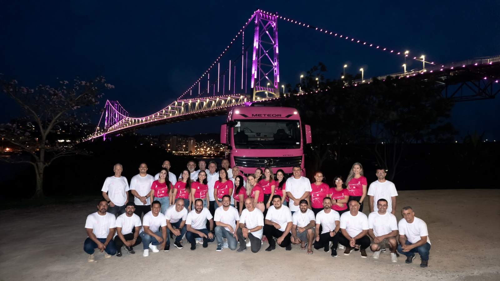 Registro fotográfico da campanha Outubro Rosa da R.F. Caminhões, crédito Heavy Marketing